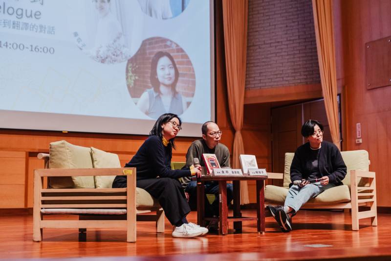 主持人黃崇凱（中）與講者楊双子（右）、金翎（左）專注地聆聽讀者的分享回饋。