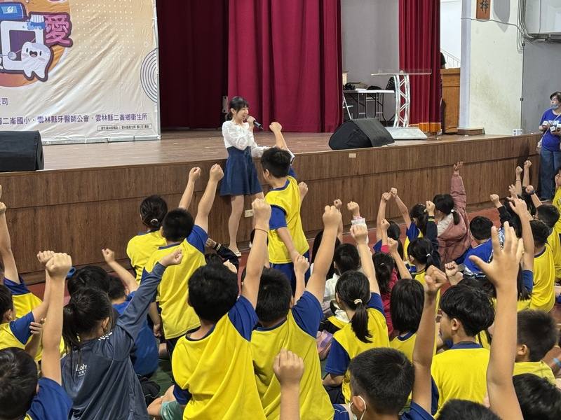 雲林縣衛生局11日在二崙國小舉辦口腔保健宣導活動，活動中還有分組競賽，透過腦力激盪、知識接力、有獎徵答（圖）等方式，達到寓教於樂的目的