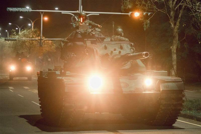 陸軍裝甲586旅的M60A3戰車等戰甲車輛於11日深夜進行戰術機動演練。（青年日報提供）