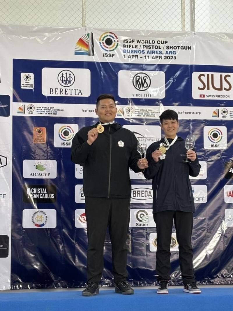 Yang Kum-pi (left) and Liu Wan-yu (right) display their gold medal in the trap mixed team event at the 2025 ISSF World Cup Rifle/Pistol/Shotgun in Buenos Aires. Photo courtesy of Liu Wan-yu