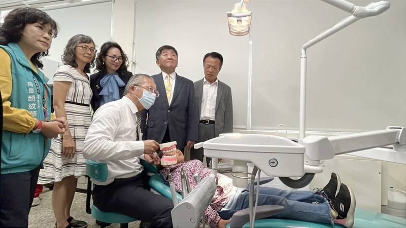 第一銀行文教基金會捐贈嘉義縣阿里山鄉5台牙科診療椅，行政院政務委員陳時中（後右2）、嘉義縣長翁章梁（後右）等人11日到場參觀診療椅模擬運作情形。（嘉義縣政府提供