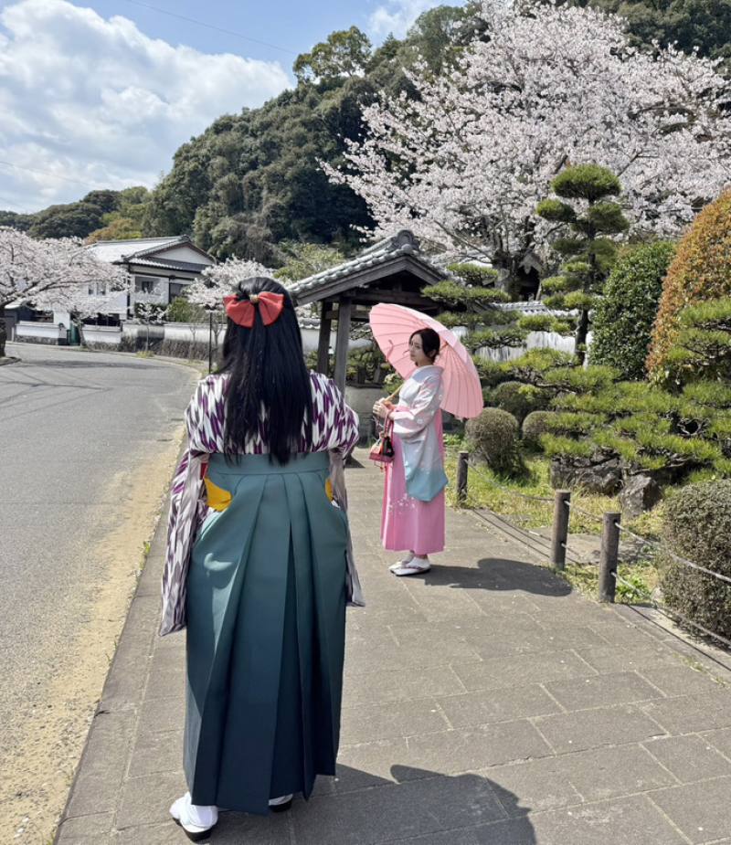 台灣虎航4月開航日本九州的大分縣，位於大分縣的佐伯市可以讓遊客穿上傳統袴服，漫步在佐伯的城下町，圖為旅客遊玩拍照