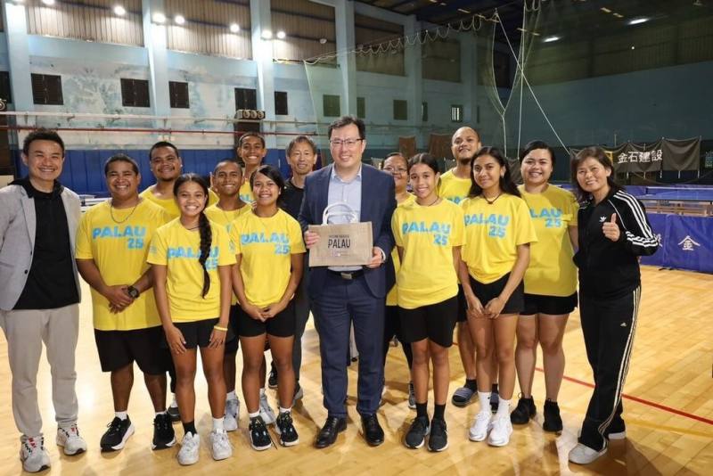 帛琉桌球國家隊近期來台進行為期近1個月的移地訓練，體育署長鄭世忠（前右5）也前往國立體大訪視，關心訓練規畫及在台生活適應情形。（體育署提供）