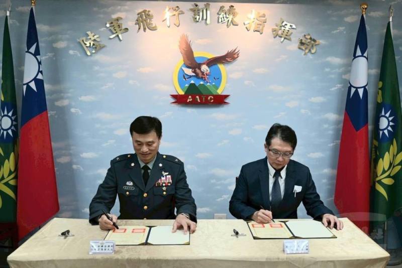 飛訓部指揮官張侯少將日前與嘉南藥理大學簽署「策略聯盟合作意向書」。（飛訓部提供）