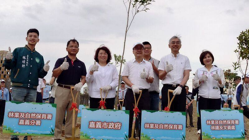 農業部林業及自然保育署副署長張岱（前左4）、林業及自然保育署嘉義分署長李定忠（前左2）、阿里山林業鐵路及文化資產管理處長王昭堡（前左5）與嘉義市長黃敏惠（前左3）12日在阿里山林業村出席「綠織林業村嘉義好森活」植樹活動，一同種下青剛櫟