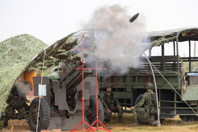 陸軍43砲指部砲1營實施105榴砲實彈射擊