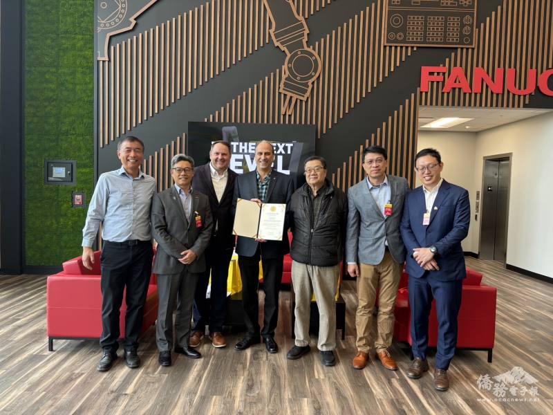 國建會會長方聖風(右二)、前會長陳一心(右三)與SAE台北代表團團長黃泰霖(左二)等人在FANUC經理孫毅(左一)的陪同下參觀FANUC美國總部