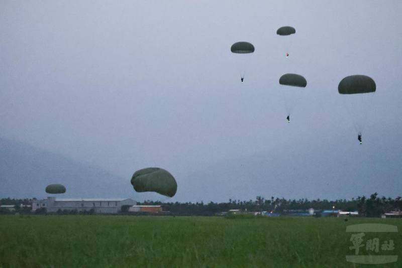 陸軍空訓中心基本傘訓114-2梯次，日前實施夜間跳傘訓練