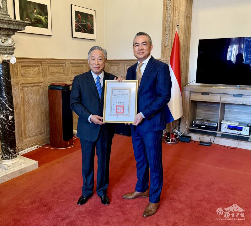 駐荷蘭代表處特任大使田中光(左)頒發僑務委員任命令予曾仲殷(右)