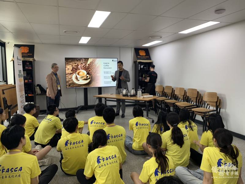 陳亞威介紹沖煮咖啡過程