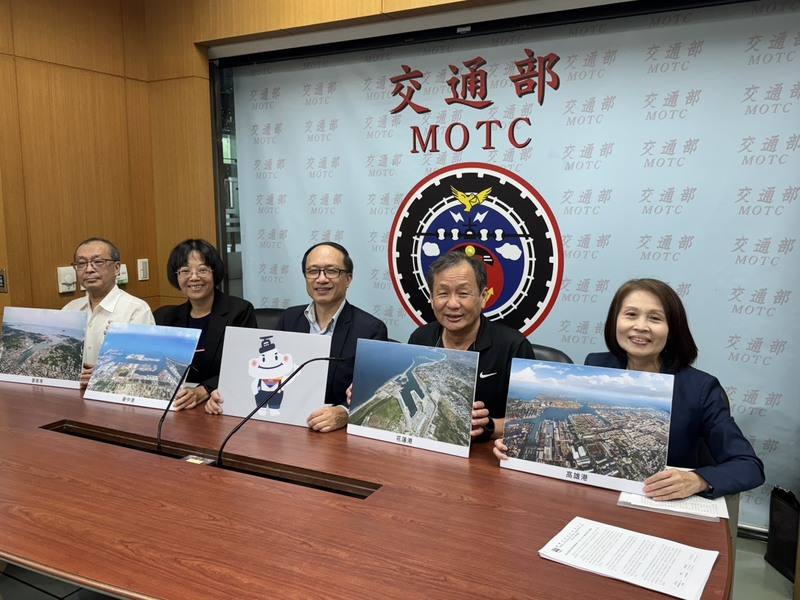 台灣港務股份有限公司基隆港務分公司主祕林健明（左）11日在記者會中表示，基隆港西33碼頭、東19碼頭改建工程將從6月陸續啟動