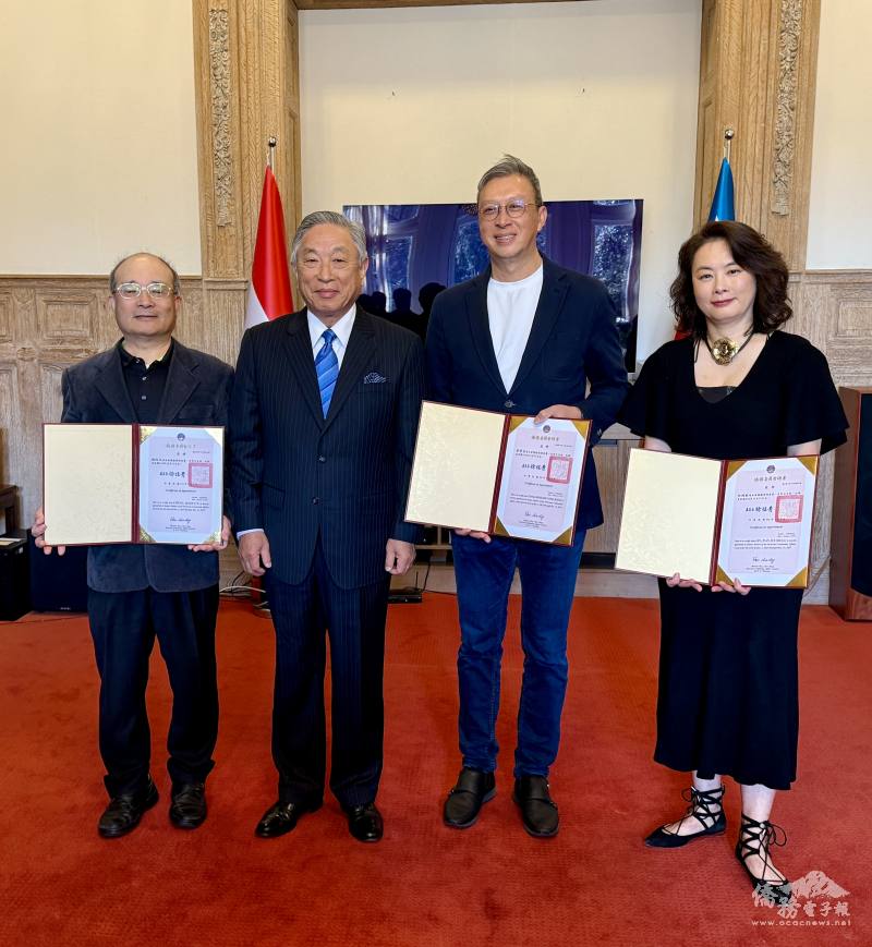 駐荷蘭代表處特任大使田中光(左二)頒發榮譽職人員聘書予僑務諮詢委員鍾啟元 (左一)、林婉叡(右一)及黃榮光(右二)