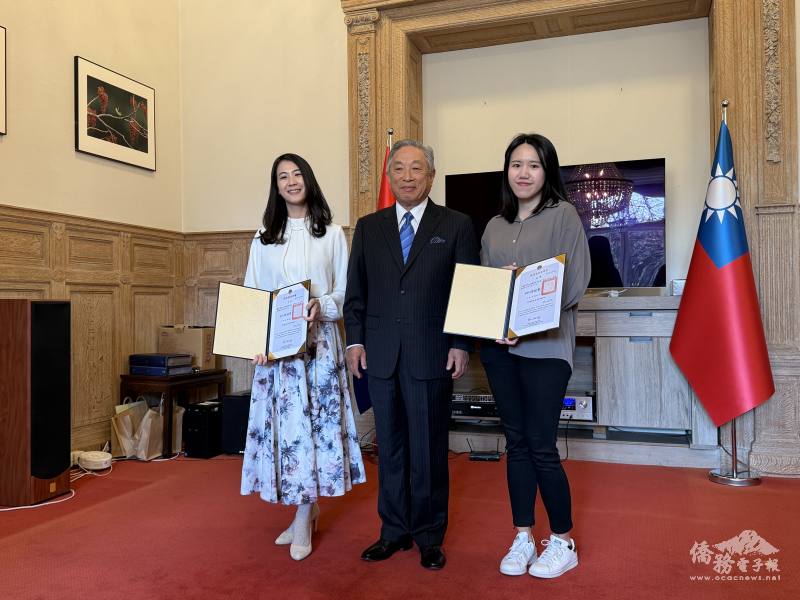 年輕世代賴宜澧(左)及沙俽羽(右)為荷蘭僑務榮譽職服務團隊注入新血輪