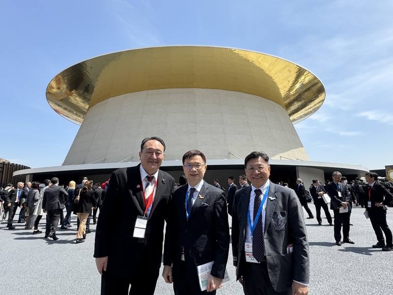 2025年世界博覽會（大阪世博）於12日下午在大阪市的夢洲會場「夏恩帽」舉行開幕式，外貿協會董事長黃志芳（中）和TECH WORLD館館長、外貿協會副秘書長邱揮立（右）代表台灣出席，與日本眾議員井上貴博（左）合影