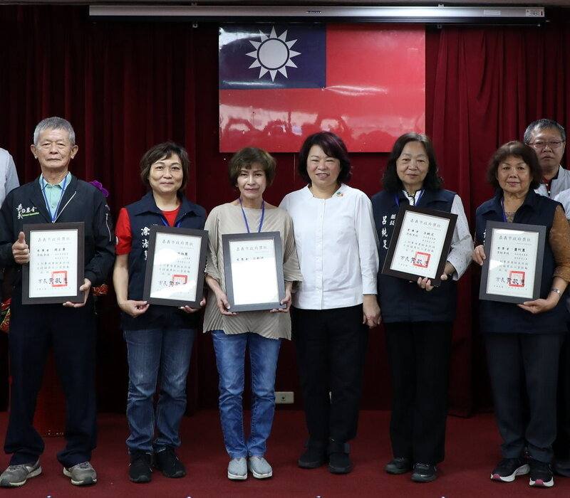 嘉義市慶祝114年農民節大會11日在嘉義市農會舉行，會中表揚126名傑出農民，並由市長黃敏惠（前右3）頒發獎狀給28名協助農業基層建設有功人員