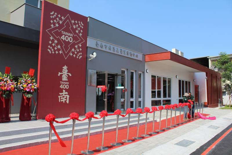 臺南市北區的正覺里活動中心，經鑑定評估後也是建議拆除重建，內政部在110年補助經費，並於112年完工啟用。現在的新活動中心除了是里民的集會場所，也設有社區關懷據點，提供身心障礙者的日間照護服務，讓社區功能更完整。