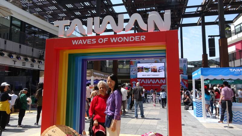 交通部觀光署駐洛杉磯辦事處在洛杉磯的一處購物中心的中庭廣場設置多個攤位，宣傳「台灣魅力，驚喜無限」（Waves of Wonder）台灣觀光品牌。