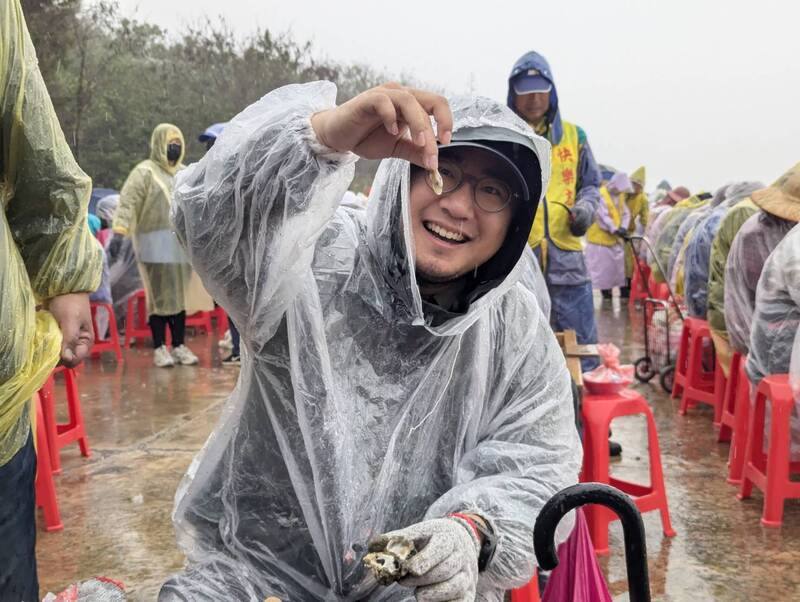 金門縣2025金寧鄉石蚵文化季系列活動「千人剝蚵」12日下午在古寧頭北山出海口登場，儘管天公不作美下起不小雨勢，仍有許多民眾到場熱情支持。