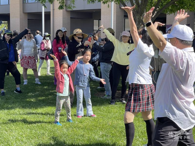 樂舞者帶領現場人員舞蹈健身