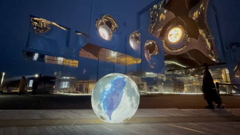 「台灣自己館」計畫在大阪世博開幕式同日，推出藝術行動「月亮上的台灣」，讓台灣以月球國家的身份進入大阪世博會場。 (台灣自己館提供)