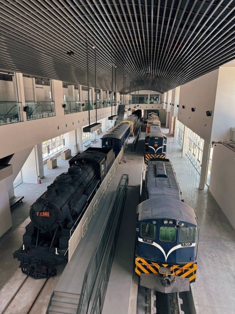 位於苗栗火車站旁的苗栗火車頭園區竣工已久，營運廠商12日宣告將於25日開幕營運，場館內展示多部經典火車頭。（營運廠商提供）