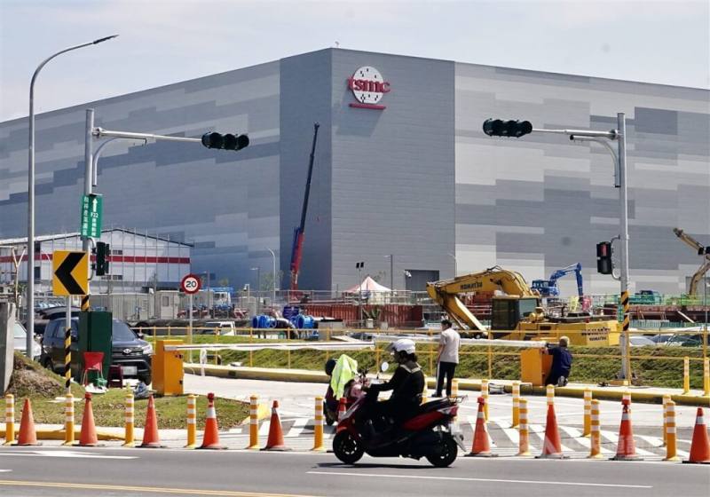 圖為台積電高雄F22廠共規畫5廠房，生產2奈米的P1廠已完工，日前已掛上「tsmc」公司識別標誌。（中央社檔案照片）