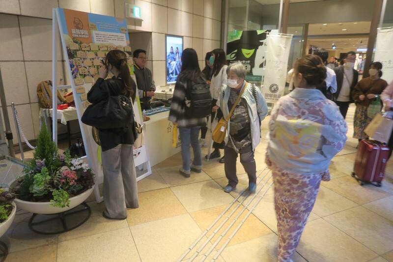 印太戰略智庫12、13日在日本大阪舉行「台灣祭」，現場擺設攤位吸引日本民眾參與。