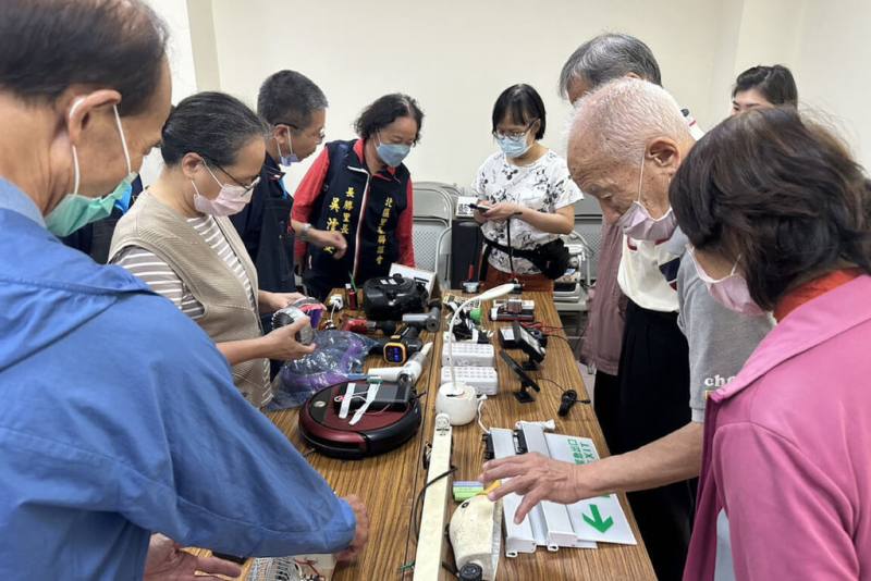 台南市政府環保局13日在北區振興里活動中心開辦「家電維修培訓課程」，盼在社區推廣「以修代買」概念，減少電子廢棄物。（台南市政府提供）
