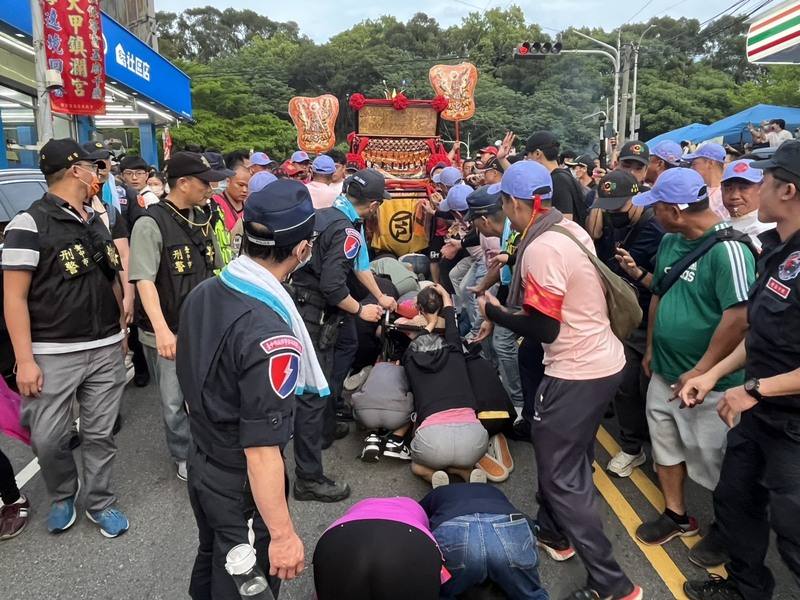 台中大甲媽祖回鑾，12日傍晚進入台中市沙鹿區，一名來自台南的8旬阿嬤因病長年以輪椅代步，今年由家人陪同來拜媽祖，在警方協助下，也成功鑽轎腳求平安保佑。（清水警分局提供）