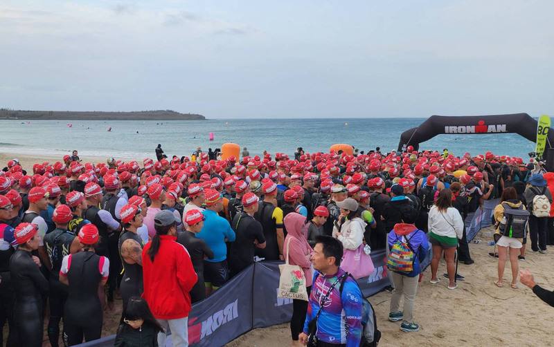 2025富邦金控IRONMAN TAIWAN澎湖國際鐵人三項賽13日登場，近1000名選手清晨在風浪中展開競技。