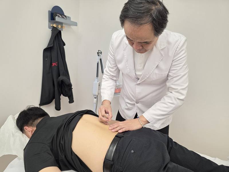 慈濟中醫門診與教學中心主任魏嘉宏正在為患者針灸，他稱中醫是輔助西醫的重要一環，對患者、對國家醫療體系都大有助益。