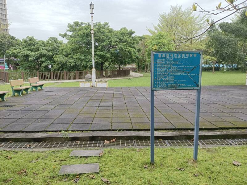 基隆市百福公園內許多兒童遊具老舊生鏽，市府考量安全已拆除（圖），預計5月展開百福公園兒童遊戲場改善工程，遊戲場規劃以赤蛙為主題，預估9月完工。