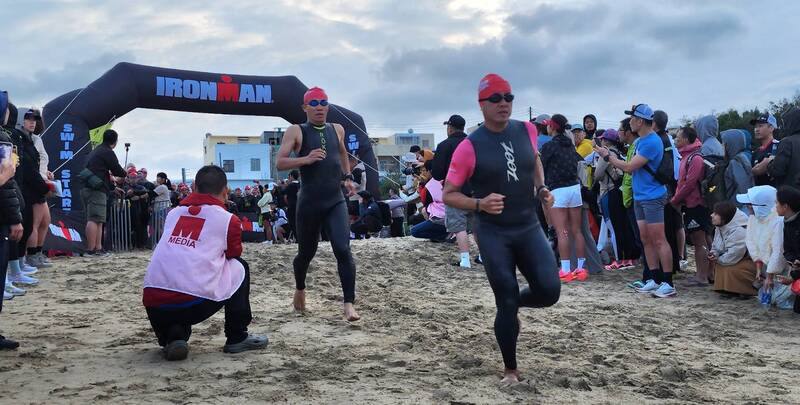 2025富邦金控IRONMAN TAIWAN澎湖國際鐵人三項賽13日登場，依序展開競賽時限17小時的游泳、自行車與路跑賽事。