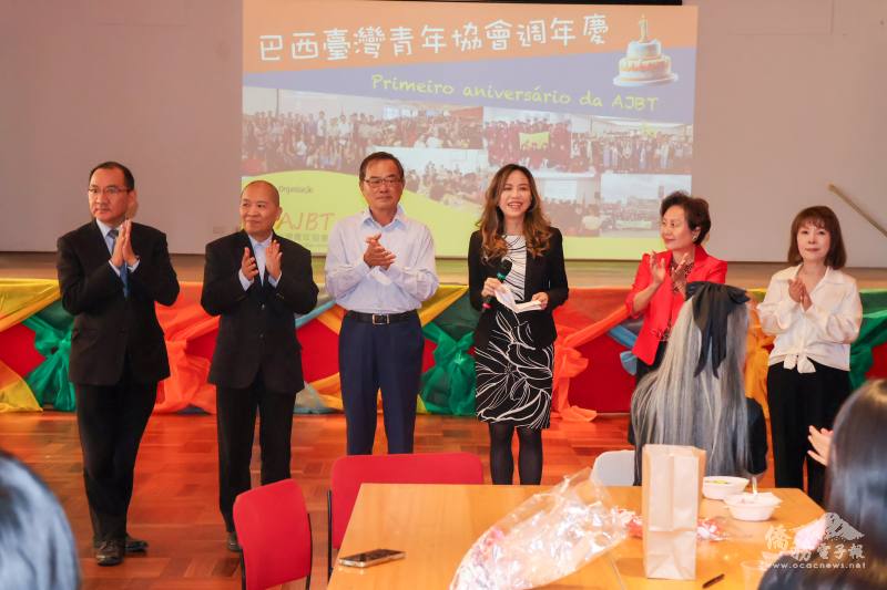 朱怡靜（右三）、尤正才（左一）、僑務委員陳寶玲、洪呂麗月、廖仁煌及林志孟（由右至左）共襄盛舉