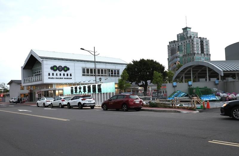 位在苗栗火車站旁、斥資新台幣10億元籌建的「苗栗火車頭園區」竣工已久，營運廠商12日正式宣告，將於25日開幕營運。