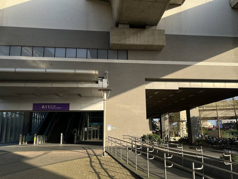 桃園捷運綠線坑口至藝文特區北段7站預計民國115年通車，其中的坑口站（G15b）規劃與機場捷運坑口站（A11）銜接，未來將能透過轉乘跨縣市到雙北搭捷運，也能轉搭高鐵、飛機。