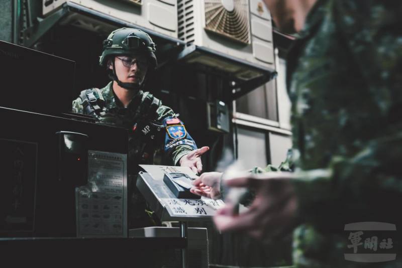 「電腦輔助指揮所演習」全日不間斷，官兵於夜間交接換班。（軍聞社記者文仁攝）