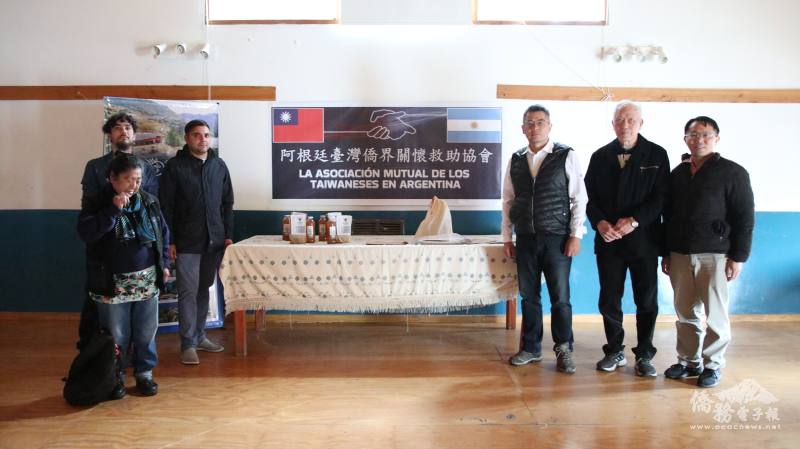 阿根廷臺灣僑界關懷救助協會會長洪瑞堂、顧問李昆堯及僑務秘書丁健民與Epuyén鎮長 José Contreras 及災民代表Blanca Millañanco合影