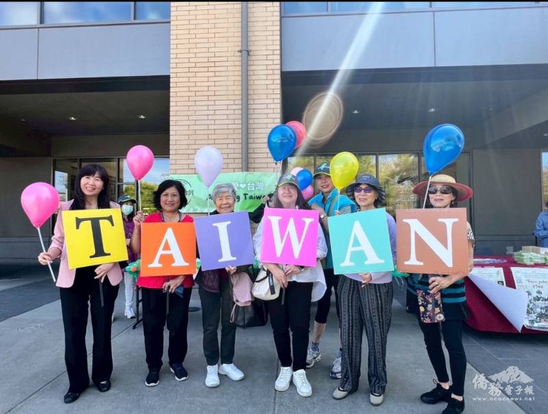 金山灣區文教中心主任莊雅淑(左一)、Cupertino市長趙良方(左二)及真心愛臺灣會長高椿惠(右三)出席「Dance in the Plaza」，希望增加讓各族裔認識臺灣的機會