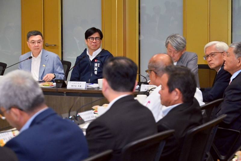 行政院長卓榮泰13日前往高雄市出席產業傾聽之旅第三站座談會