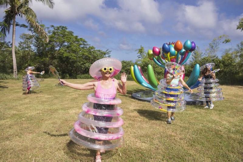 2025大阪世博13日開展，藝術家賴純純以「奇異仙境．美麗花朵」公共藝術計畫參展，包含大型藝術雕塑「希望之花」，以及邀請民眾參與的藝術行動計畫「美麗花朵」，「美麗花朵」將由賴純純帶領，讓引導人透過扮演「愛麗絲」的角色與大眾互動。圖為「2024愛麗絲宇宙仙境花花團－跨域劇場」活動。（賴純純藝術文化基金會提供）