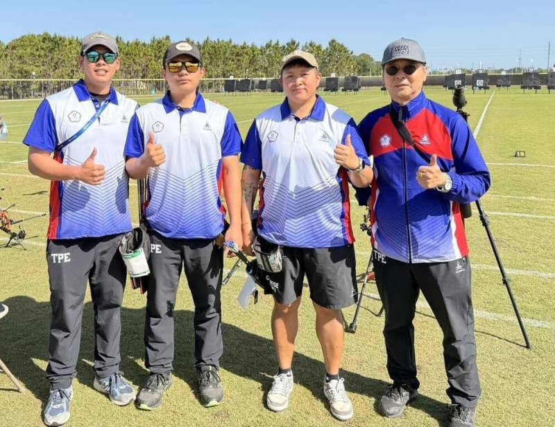 台灣複合弓好手陳界綸（左2）、黃逸柔（右2），12日在美國射箭世界盃混雙決賽，不幸遭到印度隊逆轉，但仍為台灣摘下1面銀牌。圖為賽前練習照片（中華民國射箭協會提供）