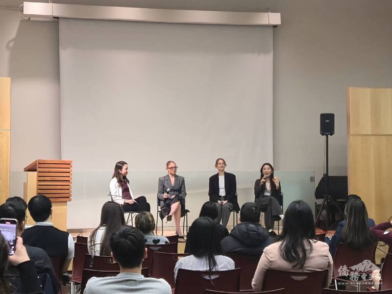 Michelle Choi(右一)等3位女企業家在「專業職場與創業分享」中與現場聽眾互動交流
