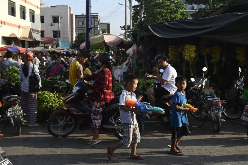緬甸發生毀滅性地震後，第二大城瓦城的孩子們在新年潑水節(當地稱為 Thingyan)期間在街頭市場玩水槍。(AFP)