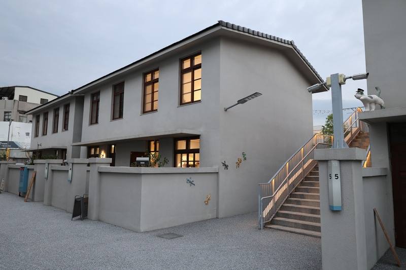 「苗栗火車頭園區」確定將在25日正式開幕營運，園區內除展示各式經典火車頭滿足鐵道迷外，也主打貓咪元素吸客，目前已有部分商家進駐。