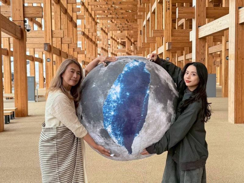 TAIWAN ON THE MOON。這是第一個響應「國家沒館，台灣自己館」的藝術策展計畫，由策展人商毓芳（左）與鄭曼翎共同策劃執行。圖：台灣自己館提供