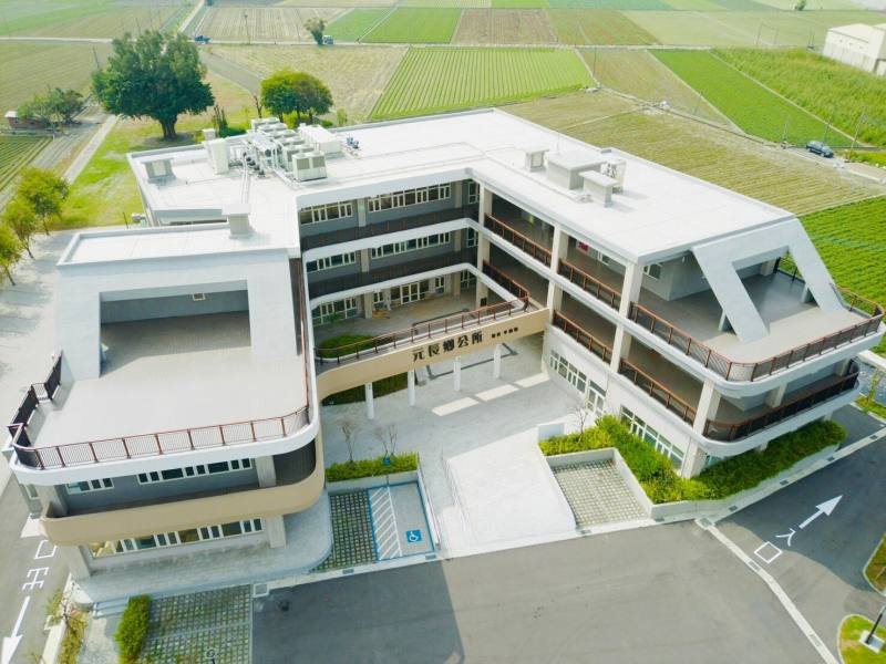 雲林縣元長鄉公所經過專業鑑定後建議拆除重建，內政部在108年以前瞻經費補助重建，新辦公大樓在今（114）年1月落成啟用，提供當地鄉親更便利、安全的洽公空間。