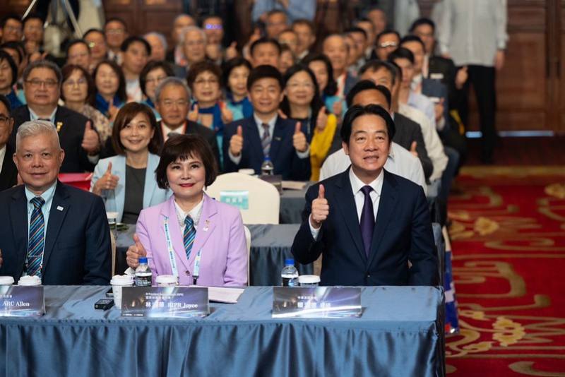 總統和出席人員合影