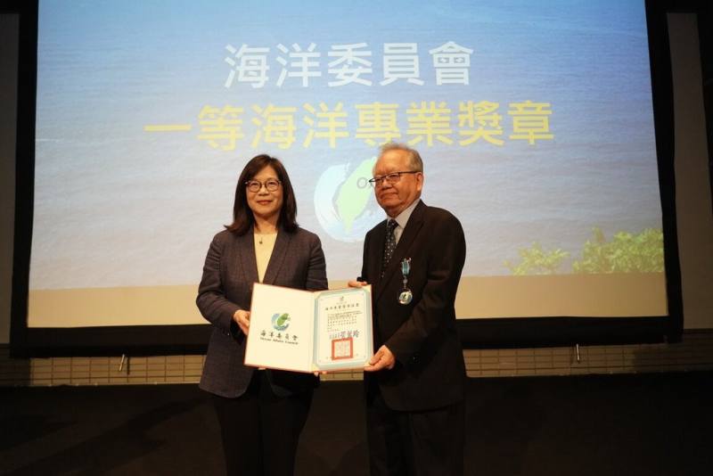 魚類專家邵廣昭（右）長年研究魚類分類、生態研究，命名逾60種世界新種並建立「台灣魚類資料庫」，12日獲海委會主委管碧玲（左）頒發一等海洋專業獎章。（國海院提供）