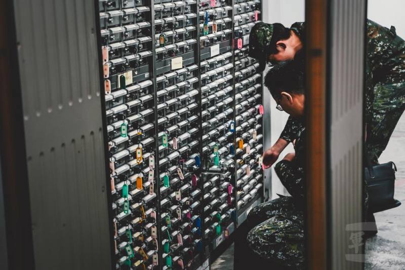 參演官兵將手機放入置物櫃，落實資訊保密安全。（軍聞社記者文仁攝）